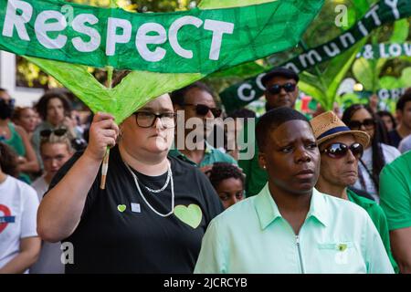 London, Großbritannien. 14.. Juni 2022. Menschen besuchen den 5.. Jahrestag des Feuergeräuschwaldes im Grenfell-Turm. Fünf Jahre nach der Katastrophe begannen Feuerüberlebende und Hinterbliebene im Grenfell Tower einen Gedenktag und forderten, dass die Behörden endlich Gerechtigkeit üben. Kredit: SOPA Images Limited/Alamy Live Nachrichten Stockfoto