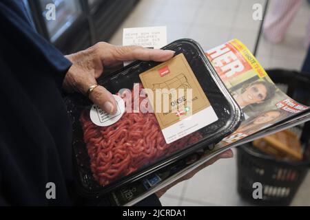 Kopenhagen/Dänemark/15 June 2022/.365 hoher Lebensmittelpreis und Inflation in Dänemark und Discounter Lebensmittelgeschäft in der dänischen Hauptstadt Kopenhagen. (Foto..Francis Joseph Dean/Deanpictures. Stockfoto