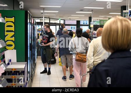 Kopenhagen/Dänemark/15 June 2022/.365 hoher Lebensmittelpreis und Inflation in Dänemark und Discounter Lebensmittelgeschäft in der dänischen Hauptstadt Kopenhagen. (Foto..Francis Joseph Dean/Deanpictures. Stockfoto