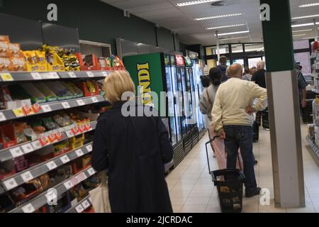 Kopenhagen/Dänemark/15 June 2022/.365 hoher Lebensmittelpreis und Inflation in Dänemark und Discounter Lebensmittelgeschäft in der dänischen Hauptstadt Kopenhagen. (Foto..Francis Joseph Dean/Deanpictures. Stockfoto