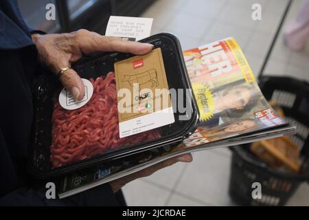 Kopenhagen/Dänemark/15 June 2022/.365 hoher Lebensmittelpreis und Inflation in Dänemark und Discounter Lebensmittelgeschäft in der dänischen Hauptstadt Kopenhagen. (Foto..Francis Joseph Dean/Deanpictures. Stockfoto