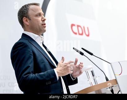 15. Juni 2022, Berlin: CDU-Generalsekretär Mario Czaja spricht auf einer Pressekonferenz unter anderem über die Vorbereitungen für die Parteikonferenz im September und die Frauenquote. Foto: Britta Pedersen/dpa Stockfoto