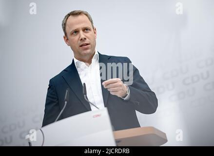 15. Juni 2022, Berlin: CDU-Generalsekretär Mario Czaja spricht auf einer Pressekonferenz unter anderem über die Vorbereitungen für die Parteikonferenz im September und die Frauenquote. Foto: Britta Pedersen/dpa Stockfoto