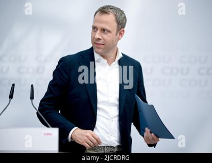 15. Juni 2022, Berlin: CDU-Generalsekretär Mario Czaja hält eine Pressekonferenz unter anderem zur Vorbereitung der Parteikonferenz im September und zur Frauenquote. Foto: Britta Pedersen/dpa Stockfoto