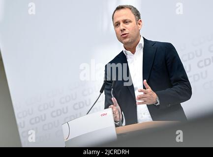 15. Juni 2022, Berlin: CDU-Generalsekretär Mario Czaja spricht auf einer Pressekonferenz unter anderem über die Vorbereitungen für die Parteikonferenz im September und die Frauenquote. Foto: Britta Pedersen/dpa Stockfoto