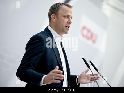 15. Juni 2022, Berlin: CDU-Generalsekretär Mario Czaja spricht auf einer Pressekonferenz unter anderem über die Vorbereitungen für die Parteikonferenz im September und die Frauenquote. Foto: Britta Pedersen/dpa Stockfoto