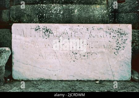 Inschrift aus dem Tor von Mazeus und Mithridates in Ephesus - Ruinen einer antiken Stadt in Izmir, Türkei. Archivscan von einem Dia. Oktober 1985. Stockfoto