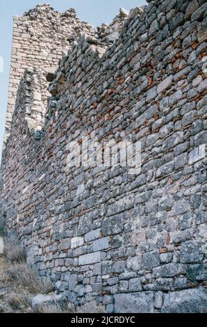 Berühmte Mauern von Pergamon/Pergamos - Ruinen einer antiken Stadt in der Provinz Izmir (eine reiche und mächtige Stadt in Mysia in hellenistischer Zeit), Türkei. Archivscan von einem Dia. Oktober 1985. Stockfoto