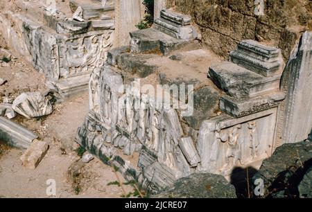 Theaterreste in Perge (Perga) - Ruinen einer antiken Stadt in Antalya (einst die Hauptstadt von Pamphylia Secunda), 15 Kilometer östlich von Antalya, Türkei. Archivscan von einem Dia. Oktober 1985. Stockfoto