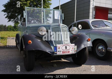 Koprivnice, Tschechische Republik, Tschechien - 5. Juni 2022: Tatra 30 52. Alte Retro, Oldtimer, Fahrzeug, Auto und Automobil. Geringer Fokus und weit Stockfoto