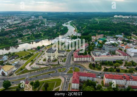 Luftaufnahme der Straßenkreuzung mit starkem Verkehr in der Stadt Stockfoto