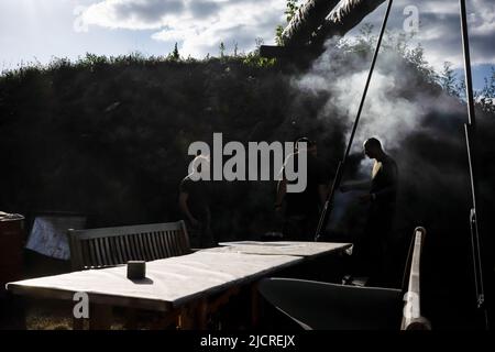 Kiew, Ukraine. 14.. Juni 2022. Reservisten der ukrainischen Streitkräfte bereiten während der russischen Invasion in der Ukraine an ihrem Stützpunkt in Kiew ein Abendessen vor. Kredit: SOPA Images Limited/Alamy Live Nachrichten Stockfoto