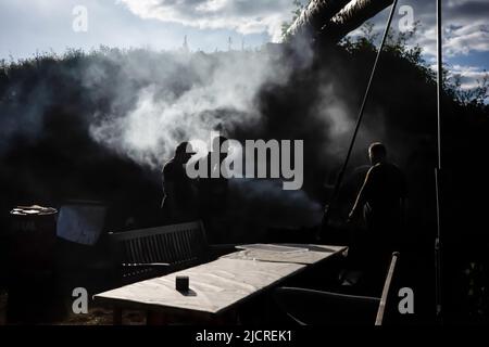 Kiew, Ukraine. 14.. Juni 2022. Reservisten der ukrainischen Streitkräfte bereiten während der russischen Invasion in der Ukraine an ihrem Stützpunkt in Kiew ein Abendessen vor. Kredit: SOPA Images Limited/Alamy Live Nachrichten Stockfoto