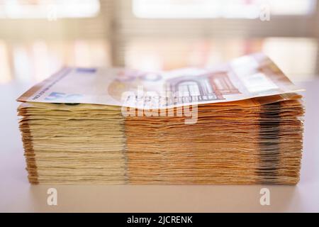 Ein sehr großer Stapel von fünfzig Euro-Banknoten, sortiert auf einem Tisch. Stockfoto