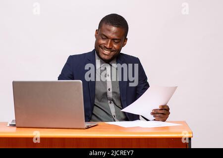 afrikanischer Geschäftsmann lächelt während der Arbeit Stockfoto