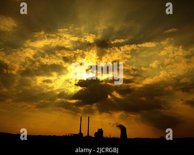 Dramatische Silhouette Sonnenaufgang des Himmels und die Sonne bedeckt von dicken Wolken. Stockfoto