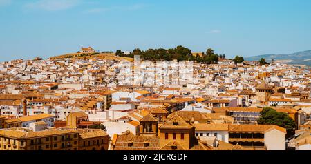 Ein Panoramablick auf die Altstadt von Antequera, in der Provinz Malaga, Spanien, an einem sonnigen Frühlingstag Stockfoto