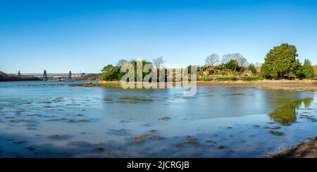 Church Island oder Ynys Llan Tysillio in der Menai-Straße, mit der Britannia-Brücke im Hintergrund. Stockfoto