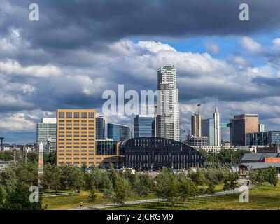 Brüssel, Belgien - 19. Mai 2022: Stadtbild der Stadt Brüssel, Wolkenkratzer im Sommer an einem bewölkten und sonnigen Tag mit einem dramatischen Himmel. Grüner Park in der Stockfoto