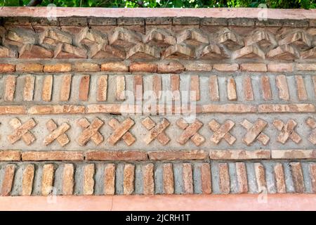 Eine Aufnahme einer gemusterten Mauer mit Kreuzen und Linien. Stockfoto