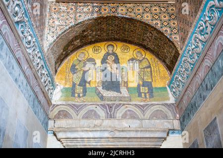 Istanbul, Türkei - 28. Mai 2022: Byzantinisches Mosaik der Jungfrau in der Hagia Sophia in Istanbul, Türkei Stockfoto