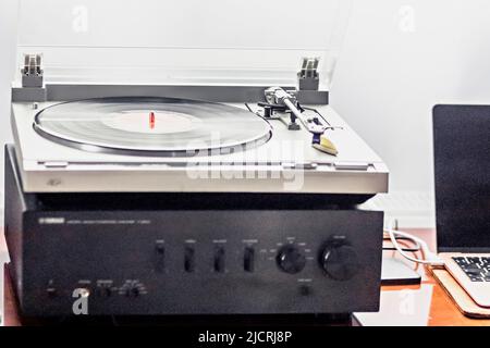 Der Aufzeichnungs-Player, der die Aufnahme wiedergibt. Retro-Ausstattung. Stockfoto