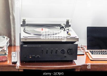 Der Aufzeichnungs-Player, der die Aufnahme wiedergibt. Retro-Ausstattung. Stockfoto