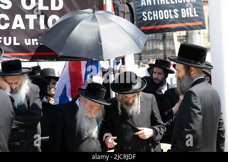 London, Großbritannien. 15.. Juni 2022. Ein Protest orthodoxer Juden auf dem Parliament Square gegen das Schulgesetz, das derzeit durch das Oberhaus geht. Sie behaupten, dass sie die jüdische Religionslehre zerstören wird, die seit Hunderten von Jahren besteht. Kredit: Ian Davidson/Alamy Live Nachrichten Stockfoto