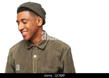 Porträt von glücklichen jungen afroamerikanischen Kerl wegschauen mit Vergnügen Lächeln isoliert auf weißem Hintergrund. Mann posiert im Studio Stockfoto