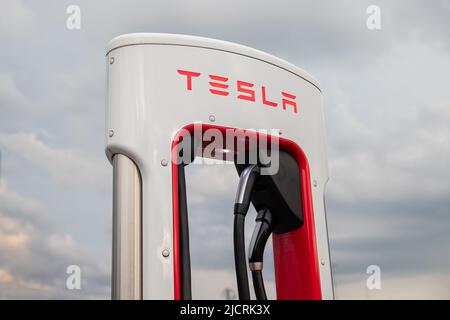 USA, New York, 10.. Juni 2022: Nahaufnahme eines Tesla Supercharders Stockfoto
