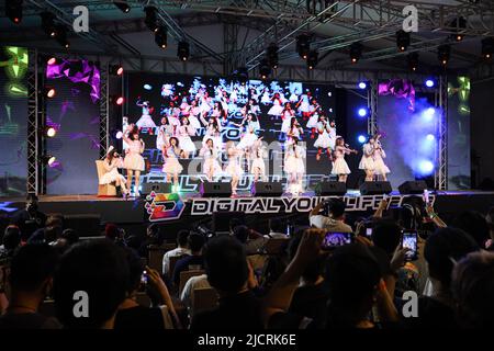 Bangkok, Thailand. 12.. Juni 2022. (6/12/2022) Fans von Sweat16 jubeln und ermutigen die Mitglieder der Idol-Gruppe, indem sie Lightsticks schwenken, Mixes schießen und zusammen mit dem Lied singen, was eine solche Kultur durch Jubel für Idol-Gruppen in Japan erhält. (Foto: Adirach Toumlamoon/Pacific Press/Sipa USA) Quelle: SIPA USA/Alamy Live News Stockfoto