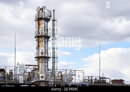 Alte Methanol-Destillation Rektifikation Raffinerie-Säule Türme unter bewölktem Himmel mit Blitzableiter für Blitzschutz in petrochemischen Anlage Stockfoto