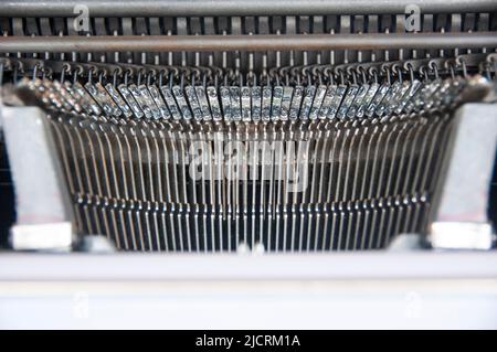 Blick von oben auf eine alte Schreibmaschine. Speicherplatz kopieren Stockfoto