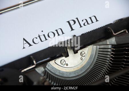 Text des Aktionsplans auf einer alten Schreibmaschine. Konzeptionell Stockfoto