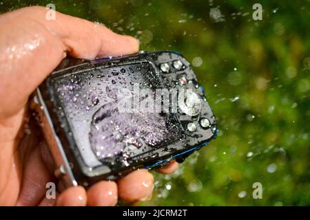 Wasserdichte Amateurkamera, Wassertropfen, im Freien Stockfoto