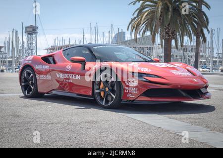 BARCELONA, SPANIEN - 9. JUNI 2022: Ferrari SF90 Stradale (Typ F173) in Barcelona Stockfoto