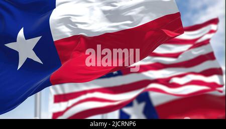 Die Staatsflagge von Texas winkt zusammen mit der Nationalflagge der Vereinigten Staaten von Amerika. Texas s ein Staat in der South Central Region der United St. Stockfoto