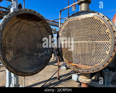 Shell-and-Tube (Shell-and-Tube) Wärmetauscher für den Wärmeaustausch zwischen zwei Strömen in Nahaufnahme. Wärmetauscherrohre im Freien Stockfoto