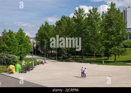 Moskau, Russland - Juni 04,2022. Der Stadtboulevard in Selenograd Stockfoto