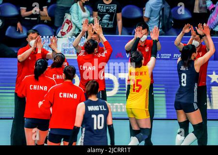 Quezon City. 15.. Juni 2022. Spieler aus China feiern den Gewinn des FIVB Volleyball Nations League Women's Pool 4-Spiels gegen Belgien am 15. Juni 2022 in Quezon City, Philippinen. Quelle: Rouelle Umali/Xinhua/Alamy Live News Stockfoto