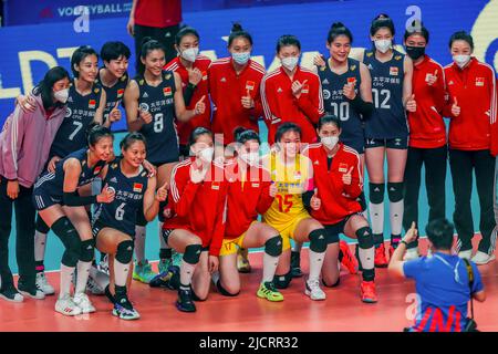 Quezon City. 15.. Juni 2022. Team China posiert für Fotos nach dem Spiel der FIVB Volleyball Nations League Women's Pool 4 gegen Belgien in Quezon City, Philippinen, am 15. Juni 2022. Quelle: Rouelle Umali/Xinhua/Alamy Live News Stockfoto