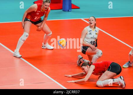 Quezon City. 15.. Juni 2022. Britt Rampelberg (TOP R) aus Belgien reagiert beim Spiel FIVB Volleyball Nations League Women's Pool 4 gegen China am 15. Juni 2022 in Quezon City, Philippinen. Quelle: Rouelle Umali/Xinhua/Alamy Live News Stockfoto