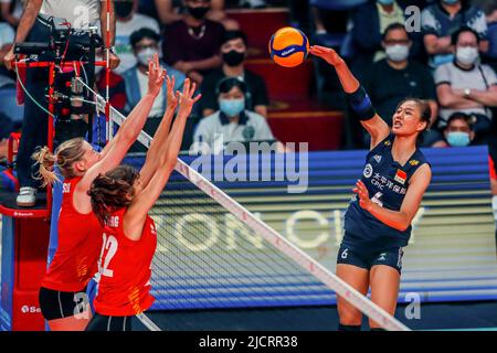 Quezon City. 15.. Juni 2022. Gong Xiangyu (R) aus China spielt am 15. Juni 2022 in Quezon City, Philippinen, gegen Belgien im Rahmen des FIVB Volleyball Nations League Women's Pool 4. Quelle: Rouelle Umali/Xinhua/Alamy Live News Stockfoto