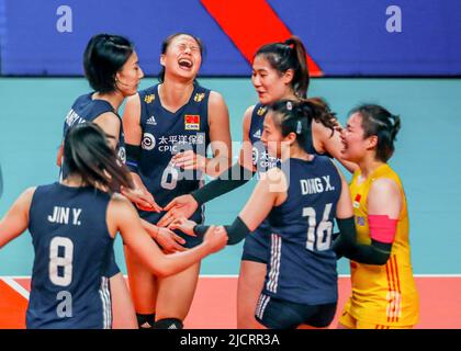 Quezon City. 15.. Juni 2022. Spieler aus China feiern den Torreigen beim Spiel FIVB Volleyball Nations League Women's Pool 4 gegen Belgien am 15. Juni 2022 in Quezon City auf den Philippinen. Quelle: Rouelle Umali/Xinhua/Alamy Live News Stockfoto