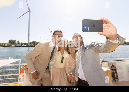 Gregoire Dallemagne, CEO von EDF Luminus, Julie De Nul, Energieministerin Tinne Van der Straeten und Justizminister Vincent Van Quickenborne, abgebildet bei der Eröffnung von Windenergieanlagen auf dem Jan De Nul-Gelände im Hafen von Gent, Mittwoch, 15. Juni 2022 in Zelzate. BELGA FOTO JAMES ARTHUR GEKIERE Stockfoto