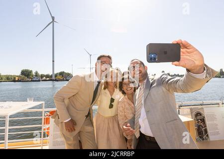 Gregoire Dallemagne, CEO von EDF Luminus, Julie De Nul, Energieministerin Tinne Van der Straeten und Justizminister Vincent Van Quickenborne, abgebildet bei der Eröffnung von Windenergieanlagen auf dem Jan De Nul-Gelände im Hafen von Gent, Mittwoch, 15. Juni 2022 in Zelzate. BELGA FOTO JAMES ARTHUR GEKIERE Stockfoto