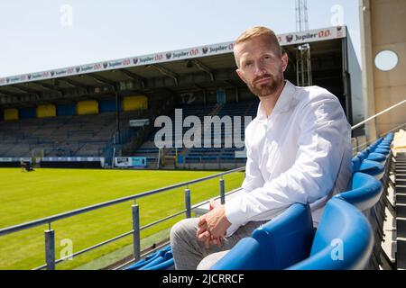 Waasland-Beverens Cheftrainer Wim De Decker posiert für den Fotografen auf einer Pressekonferenz des belgischen First Division Teams Waasland-Beveren, um am Mittwoch, den 15. Juni 2022 in Beveren ihren neuen Trainer zu präsentieren. BELGA FOTO DAVID PINTENS Stockfoto