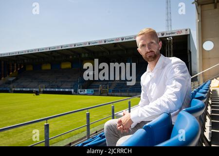 Waasland-Beverens Cheftrainer Wim De Decker posiert für den Fotografen auf einer Pressekonferenz des belgischen First Division Teams Waasland-Beveren, um am Mittwoch, den 15. Juni 2022 in Beveren ihren neuen Trainer zu präsentieren. BELGA FOTO DAVID PINTENS Stockfoto