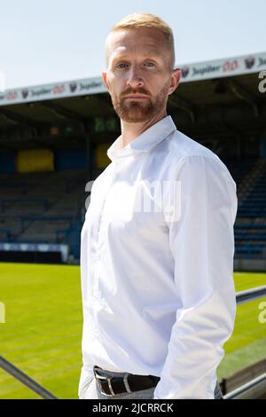 Waasland-Beverens Cheftrainer Wim De Decker posiert für den Fotografen auf einer Pressekonferenz des belgischen First Division Teams Waasland-Beveren, um am Mittwoch, den 15. Juni 2022 in Beveren ihren neuen Trainer zu präsentieren. BELGA FOTO DAVID PINTENS Stockfoto