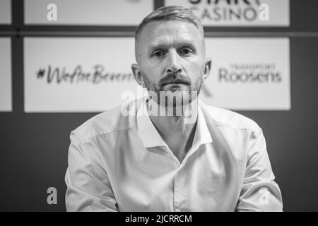 Waasland-Beverens Cheftrainer Wim De Decker, abgebildet während einer Pressekonferenz des belgischen Teams der ersten Division Waasland-Beveren, um seinen neuen Trainer am Mittwoch, den 15. Juni 2022 in Beveren zu präsentieren. BELGA FOTO DAVID PINTENS Stockfoto